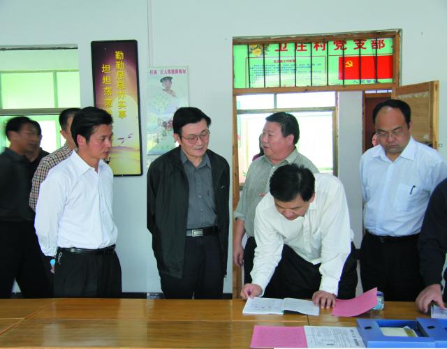 县委书记闫廷瑞(左一),县委常委,组织部长张成文(右一)在城关乡东卫庄
