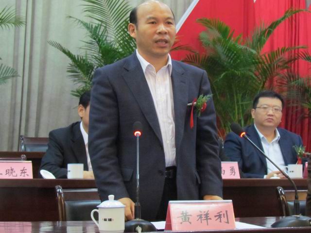 (图为黄祥利,古松共同为金融超市揭牌)