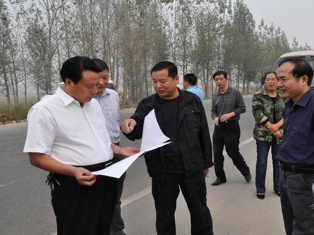 (彭德惠在查看水寨乡烟叶面积分布图)