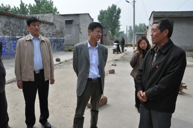 古松到党的群众路线教育实践活动联系点调研图文